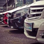Açık alanda sıralanmış lüks otomobiller